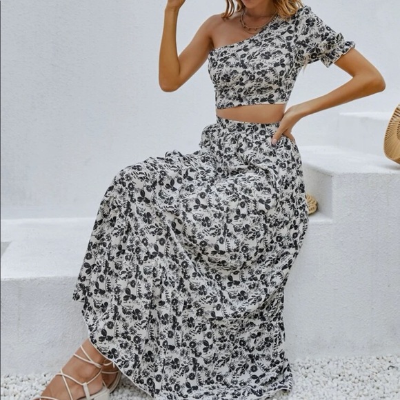 Dresses & Skirts - Boho floral print crop top and maxi skirt set
